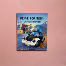 Load image into Gallery viewer, Pelle politibil og gullpokalen
